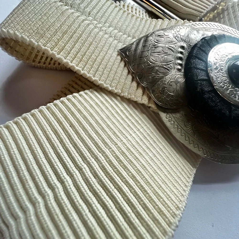 Vintage eggshell and etched silver/black fashion belt. - Picture 13 of 15